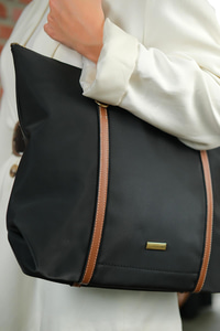 Şeritli Ön Gözlü Çanta Siyah