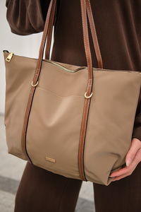 Şeritli Ön Gözlü Çanta Vizon