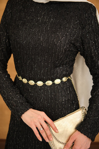 Sim Detay Kendinden Desenli Gold Kemerli Elbise Siyah