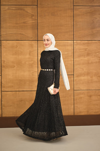 Sim Detay Kendinden Desenli Gold Kemerli Elbise Siyah