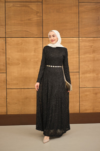 Sim Detay Kendinden Desenli Gold Kemerli Elbise Siyah