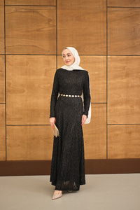 Sim Detay Kendinden Desenli Gold Kemerli Elbise Siyah