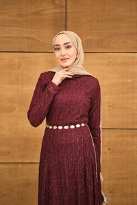 Sim Detay Kendinden Desenli Gold Kemerli Elbise Bordo
