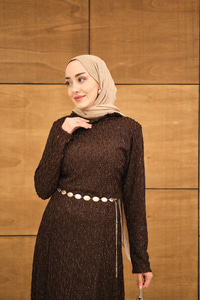 Sim Detay Kendinden Desenli Gold Kemerli Elbise Kahverengi