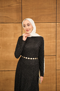 Sim Detay Kendinden Desenli Gold Kemerli Elbise Siyah