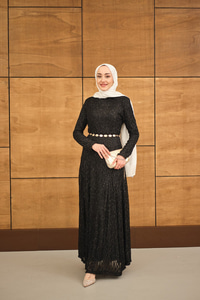 Sim Detay Kendinden Desenli Gold Kemerli Elbise Siyah