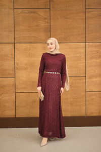 Sim Detay Kendinden Desenli Gold Kemerli Elbise Bordo