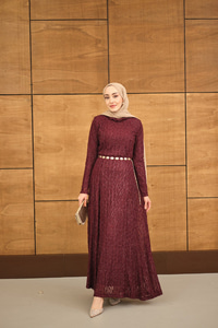 Sim Detay Kendinden Desenli Gold Kemerli Elbise Bordo