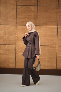 Sıra Boncuk Detaylı Pileli Takım Kahverengi