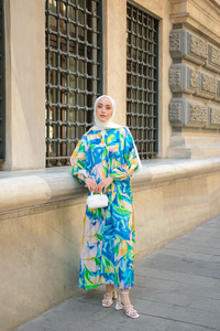 Soyut Çicek Esintisi Desenli Elbise Mavi