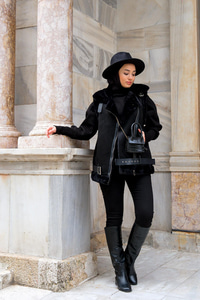 Süet İçi Peluş Detaylı Yelek Siyah