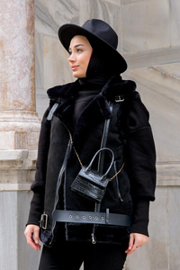 Süet İçi Peluş Detaylı Yelek Siyah