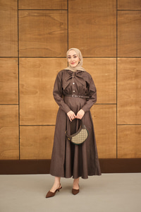 Süs Dikiş Detay Kemerli Elbise Kahverengi