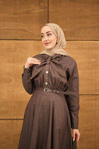 Süs Dikiş Detay Kemerli Elbise Kahverengi