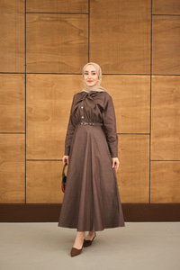 Süs Dikiş Detay Kemerli Elbise Kahverengi