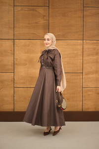 Süs Dikiş Detay Kemerli Elbise Kahverengi