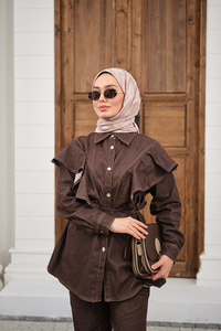 Süs Dikiş Detaylı Omuzları Fırfırlı Pantolonlu Kot Takım Kahverengi