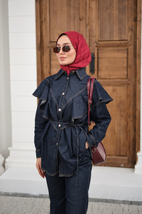 Süs Dikiş Detaylı Omuzları Fırfırlı Pantolonlu Kot Takım Lacivert