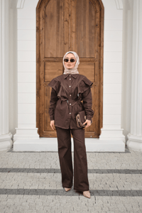 Süs Dikiş Detaylı Omuzları Fırfırlı Pantolonlu Kot Takım Kahverengi