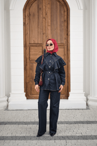 Süs Dikiş Detaylı Omuzları Fırfırlı Pantolonlu Kot Takım Lacivert