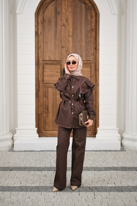 Süs Dikiş Detaylı Omuzları Fırfırlı Pantolonlu Kot Takım Kahverengi