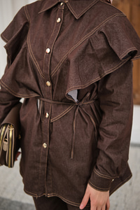 Süs Dikiş Detaylı Omuzları Fırfırlı Pantolonlu Kot Takım Kahverengi