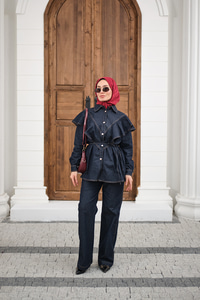 Süs Dikiş Detaylı Omuzları Fırfırlı Pantolonlu Kot Takım Lacivert