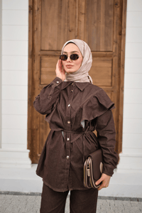 Süs Dikiş Detaylı Omuzları Fırfırlı Pantolonlu Kot Takım Kahverengi