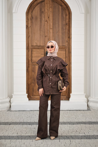 Süs Dikiş Detaylı Omuzları Fırfırlı Pantolonlu Kot Takım Kahverengi