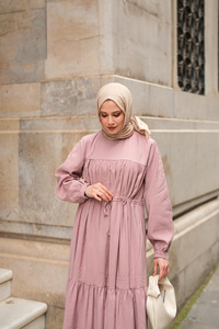 Süs Dikişli Büzgü Elbise Pudra
