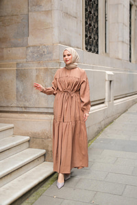 Süs Dikişli Büzgü Elbise Vizon