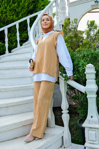 SUVETER DETAYLI UCLU TAKIM BISKUVI