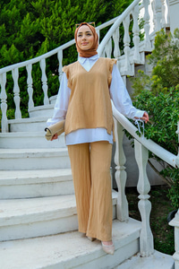 SUVETER DETAYLI UCLU TAKIM BISKUVI