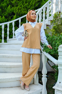 SUVETER DETAYLI UCLU TAKIM BISKUVI