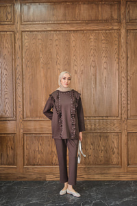 Taş Aksesuarlı Takım Kahverengi