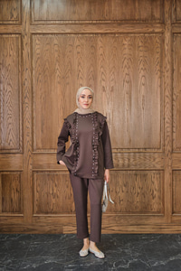 Taş Aksesuarlı Takım Kahverengi