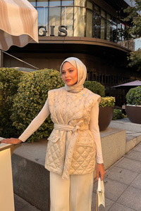 Taş Detaylı Kapitone Yelek Krem