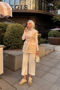 Taş Detaylı Kapitone Yelek Krem