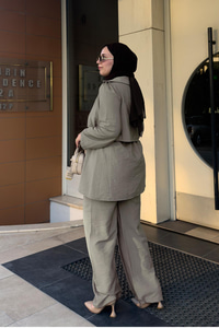 Taş Düğme Detaylı Takım Haki Yeşil