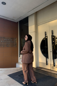 Taş Düğme Detaylı Takım Kahverengi