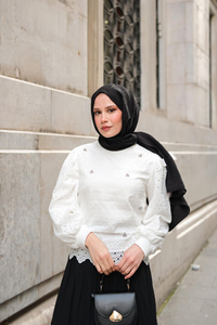 Taş Ve Brode Detaylı Bluz Beyaz