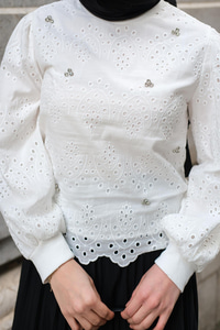 Taş Ve Brode Detaylı Bluz Beyaz