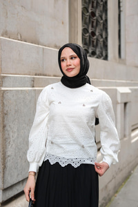 Taş Ve Brode Detaylı Bluz Beyaz