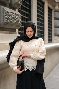 Taş Ve Brode Detaylı Bluz Krem