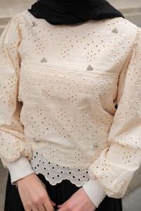 Taş Ve Brode Detaylı Bluz Krem