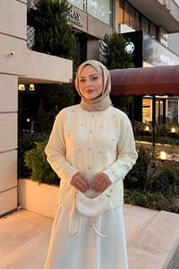 Taşlı Çiçek Düğmeli Hırka Ekru