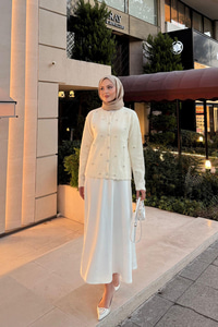 Taşlı Çiçek Düğmeli Hırka Ekru