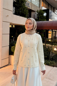 Taşlı Çiçek Düğmeli Hırka Ekru