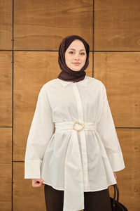 Toka Detaylı Uzun Kuşaklı Gömlek Beyaz