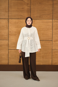 Toka Detaylı Uzun Kuşaklı Gömlek Beyaz